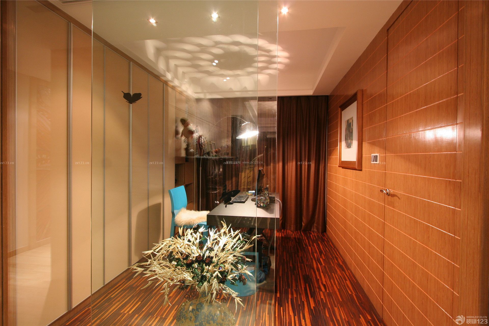 玻璃门小书房布置效果图