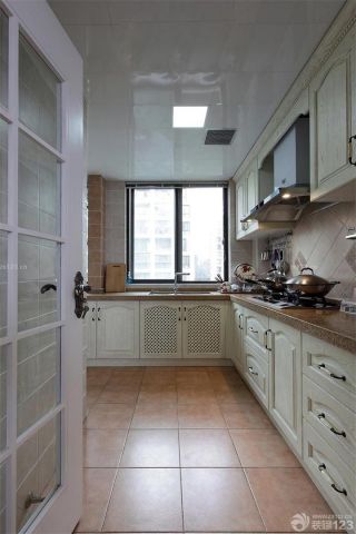 整体厨房白色橱柜厨房设备装修设计图