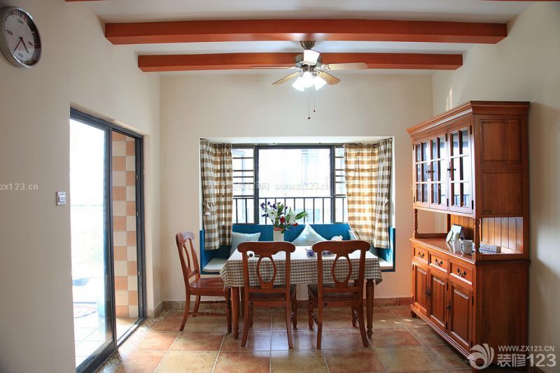 家庭餐厅玻璃隔断飘窗利用设计图片