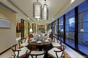客餐厅效果图 艺术灯具 圆餐桌 棕色踢脚线 现代中式风格 