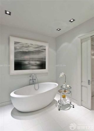 卫生间白色浴缸装修图片