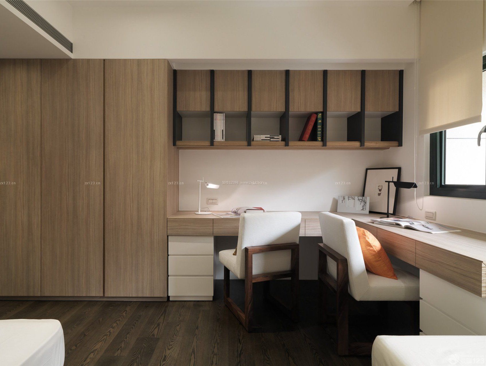 简约风格转角书桌书柜组合装修图片_装信通网效果图