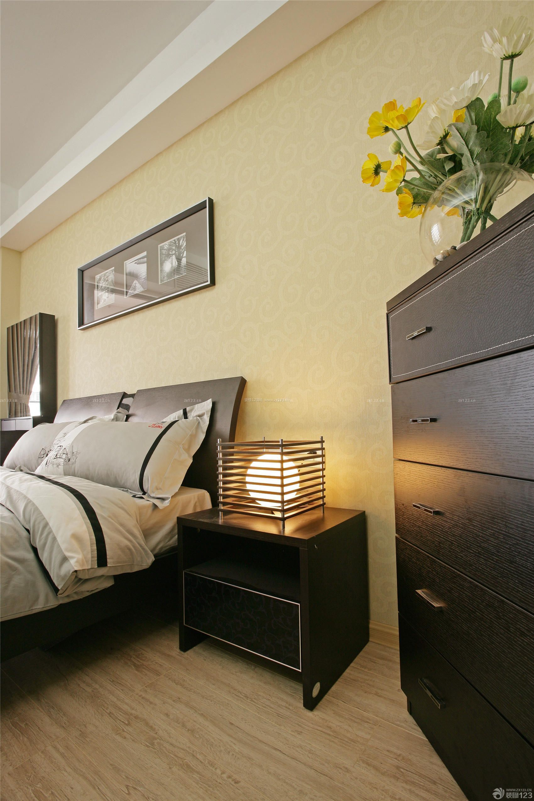 100平米床头柜台灯效果图