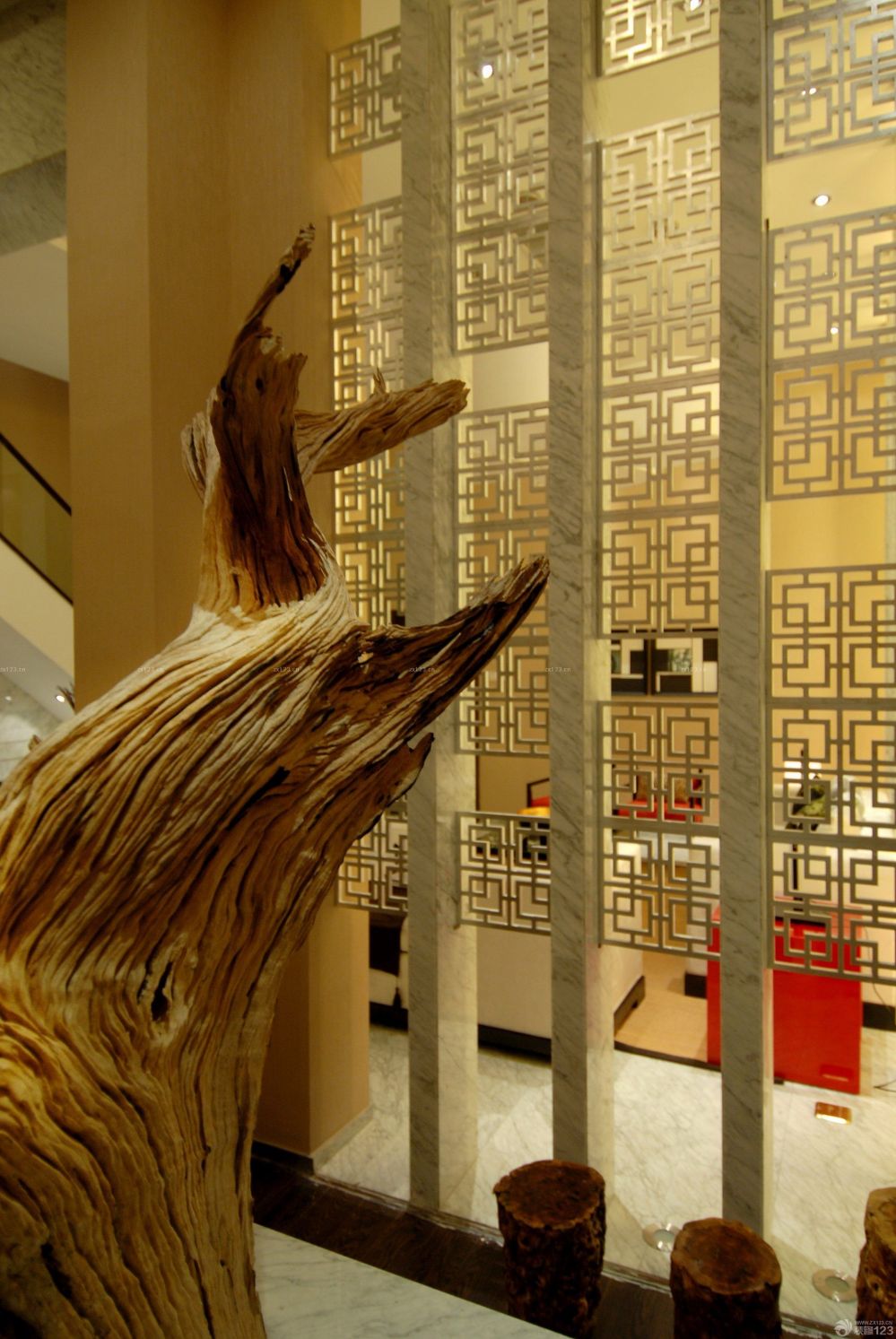 最新室内木质镂空隔断实景图