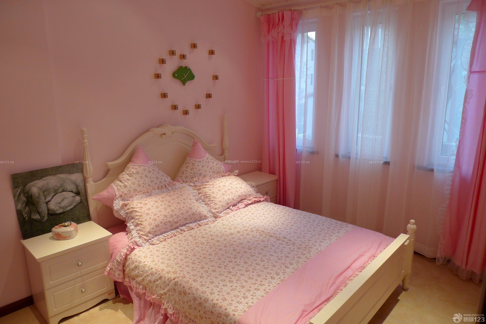 女生小房间纯色壁纸实景图