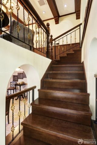 美式复式楼梯装修图片