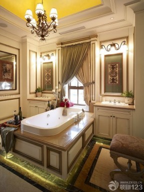经典家庭浴室台阶浴缸装修实景图