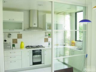 小户型整体厨房玻璃门装修效果图
