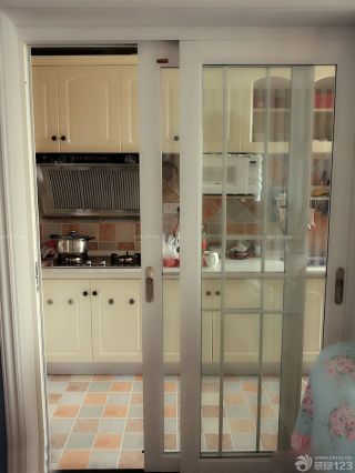 精品小户型整体厨房玻璃推拉门装修效果图