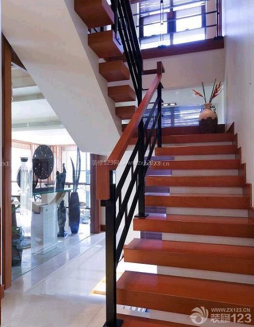 阁楼楼梯设计 实木楼梯