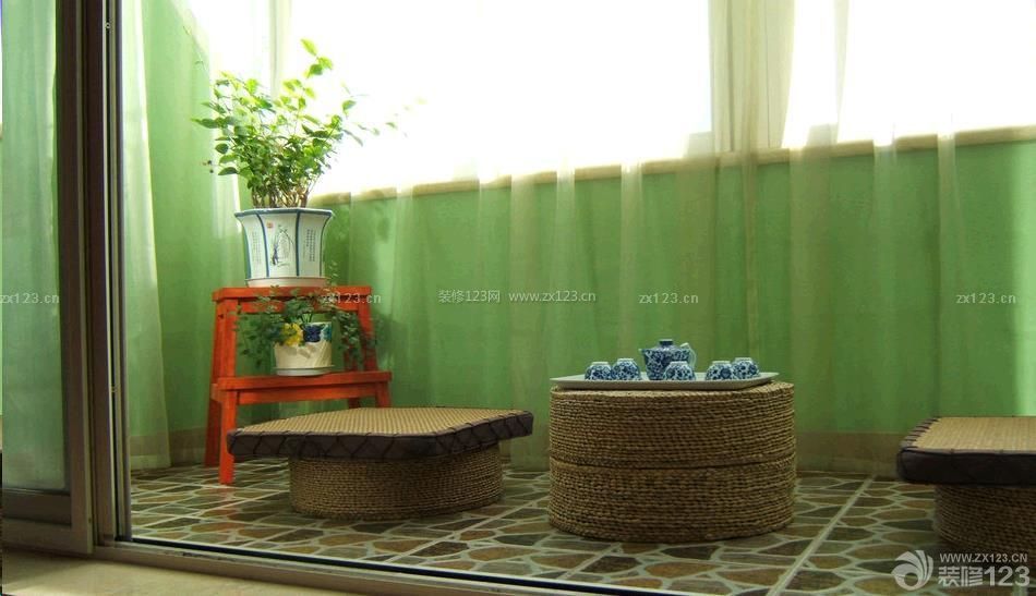 小户型内阳台装饰 日式桌凳