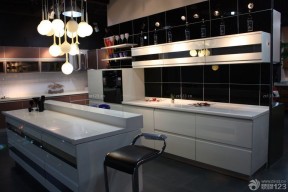 最新敞开式厨房烤漆橱柜装修实景图