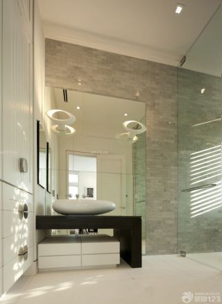 现代风格洗手间玻璃隔断设计效果图