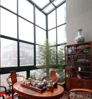 玻璃阳光房实木餐桌效果图