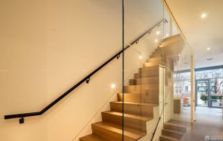 室内阁楼楼梯玻璃背景墙装修效果图 