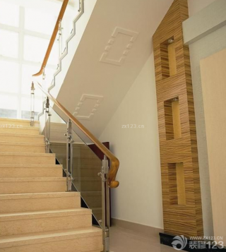 美式现代风格装修不锈钢楼梯立柱效果图  
