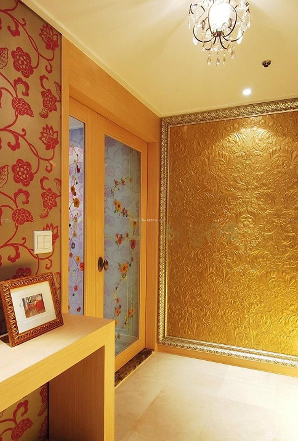 进门玄关金色壁纸装修设计大全2015