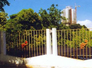居民小区围墙护栏实景图