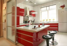 半敞开式厨房红色橱柜装修图片