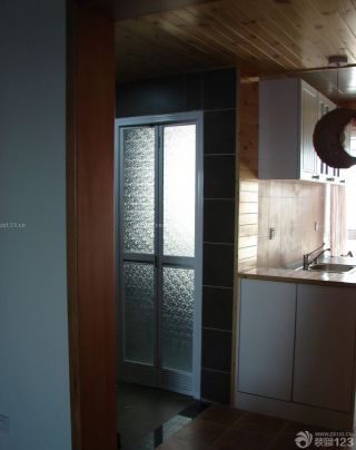 现代二居室卫生间折叠门装修实景图