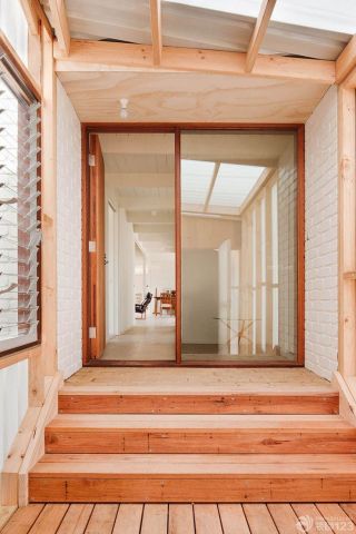 现代别墅室外楼梯木质装修设计效果图欣赏2023