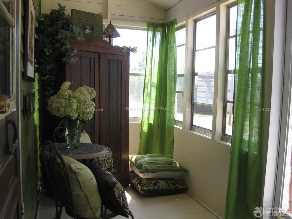 封闭式阳台绿色窗帘效果图