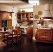 经典家庭整体厨房棕黄色橱柜装修设计图