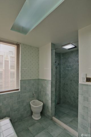 一室一厅卫生间暗花地砖装修效果图