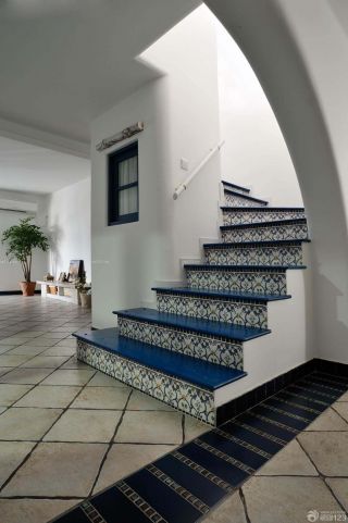 室内楼梯花纹瓷砖台阶效果图