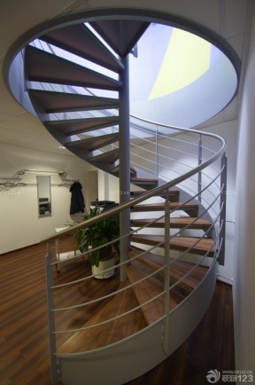 现代风格螺旋楼梯装修效果图