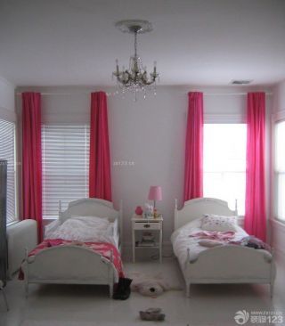 温馨风格卧室红色窗帘装修案例