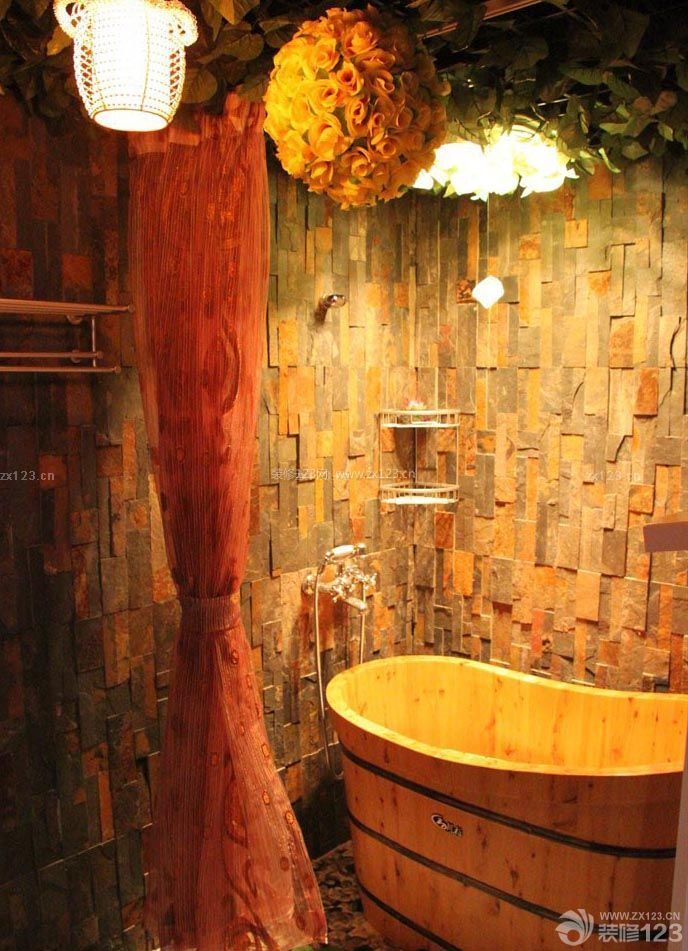 温馨风格浴室木质浴盆装修效果图欣赏 