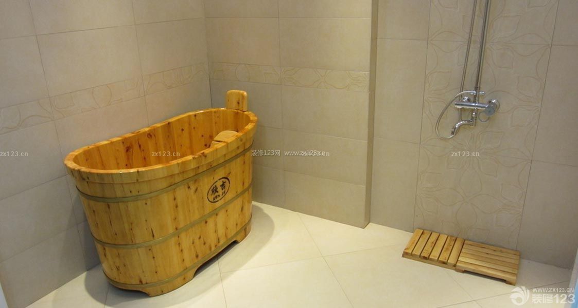 简约现代风格卫生间木质浴盆装修样板 