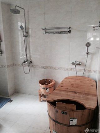 现代风格卫生间木质浴盆装修样板