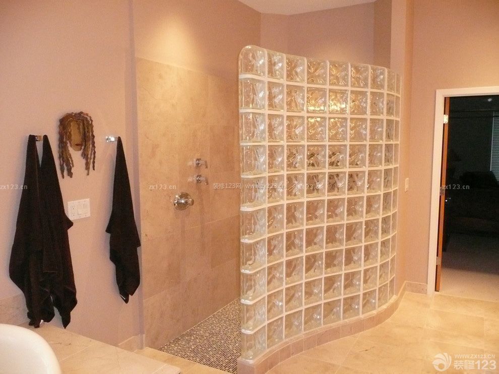 浴室玻璃幕墙隔断设计图片