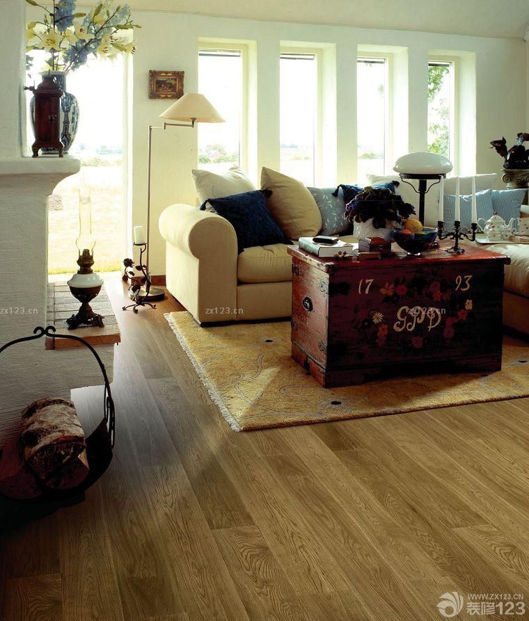 样板间深黄色木地板装修案例图