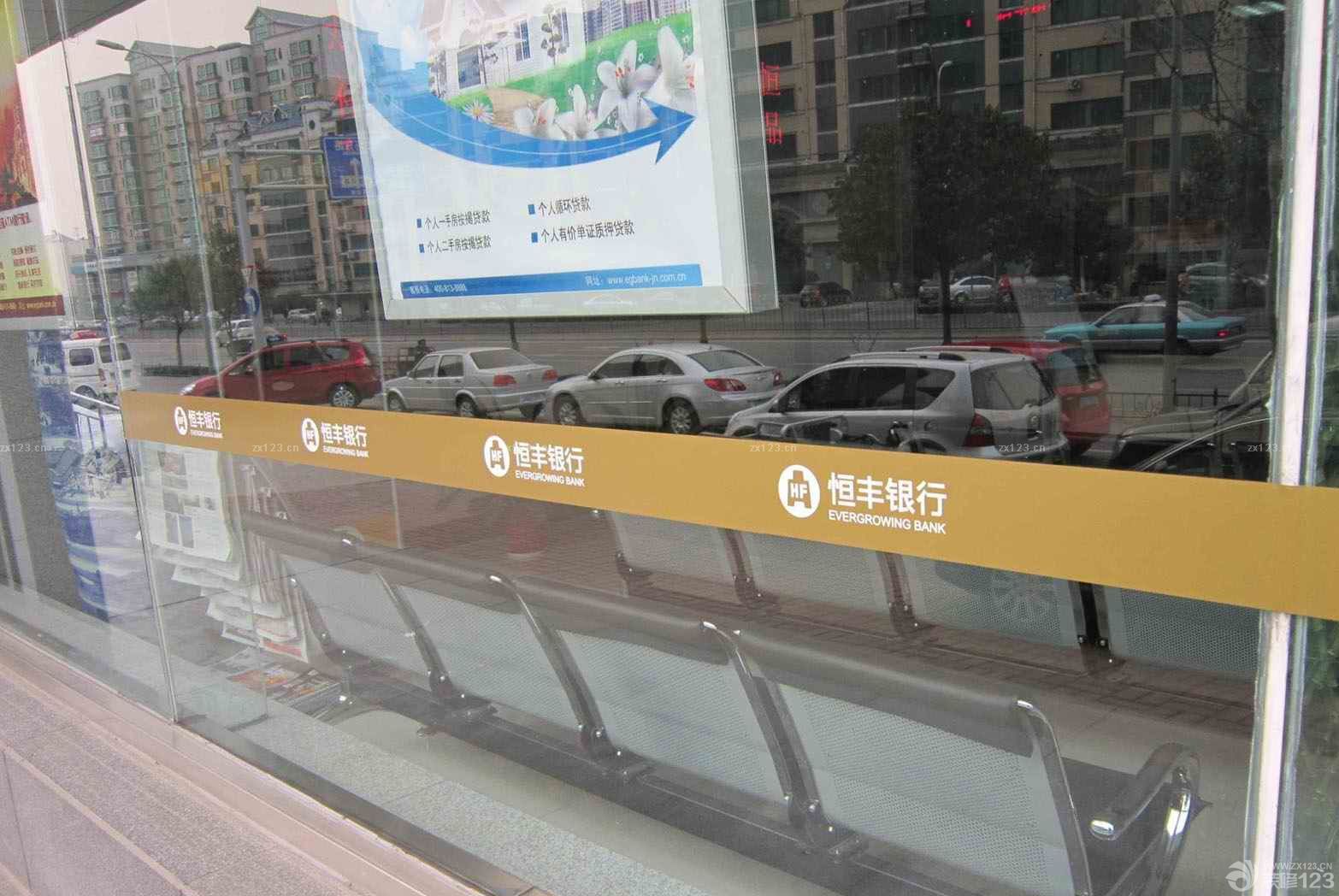 银行玻璃门防撞条实景图片