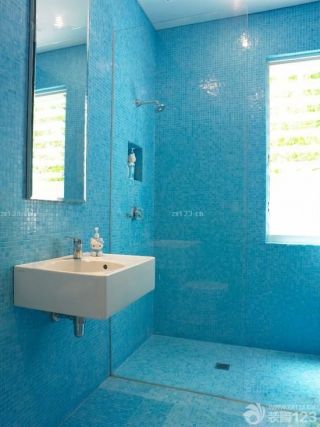 水蓝色马赛克浴室墙