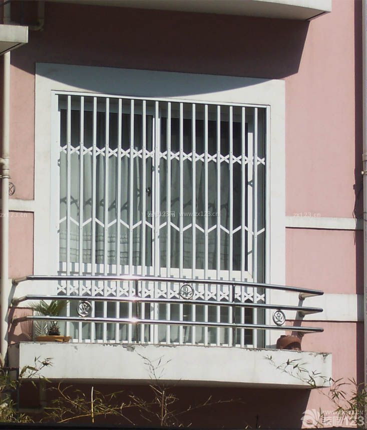 90平两居室不锈钢防盗窗装修案例