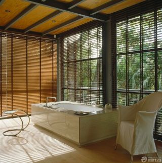 家居浴室实木百叶窗设计图片