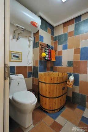 小卫生间木质浴盆装修效果图