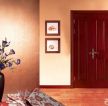 最新现代家庭室内红木色门装修设计图