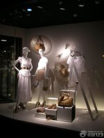 女装服装店橱窗设计效果图