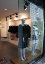 简约现代风格服装店橱窗装修案例