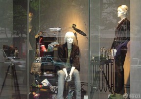 现代风格服装店橱窗设计案例