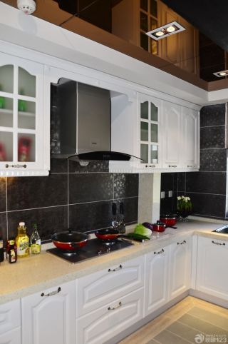 美式小户型厨房卫生间瓷砖装修案例