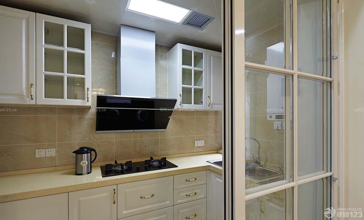 现代家装厨房玻璃推拉门设计效果图