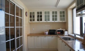 最新现代家居厨房玻璃推拉门设计图片