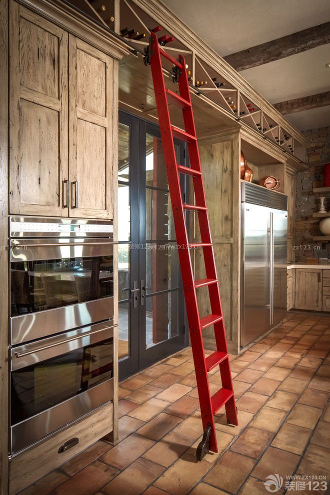 美式别墅厨房梯子设计效果图