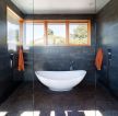 美式家庭浴室砖墙吊顶装修效果图